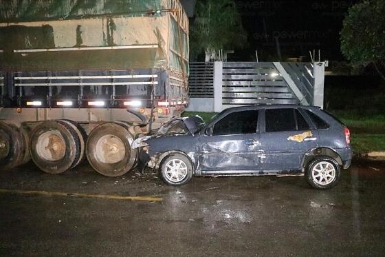 Motorista fica ferido após colidir carro em traseira de carreta estacionada