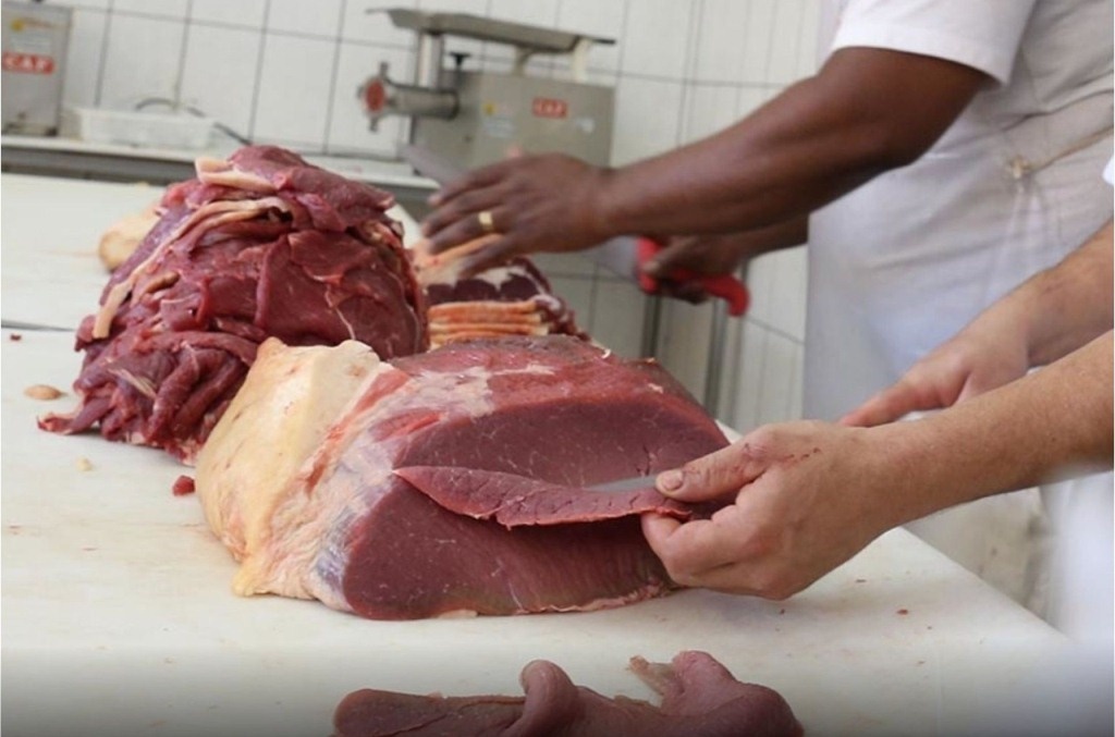 Arroba do boi cai, mas preço da carne no mercado sobe em Sinop