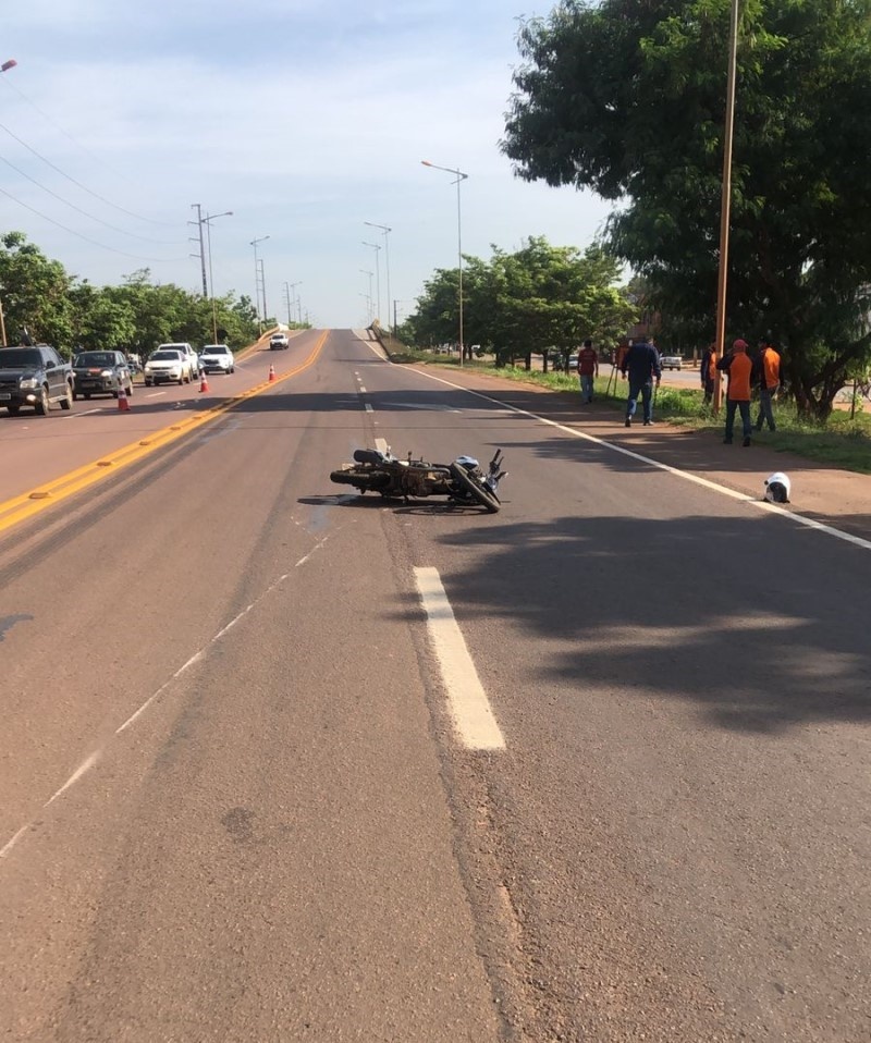 Sinop: Jovem fica ferido em acidente entre moto e veículo de carga