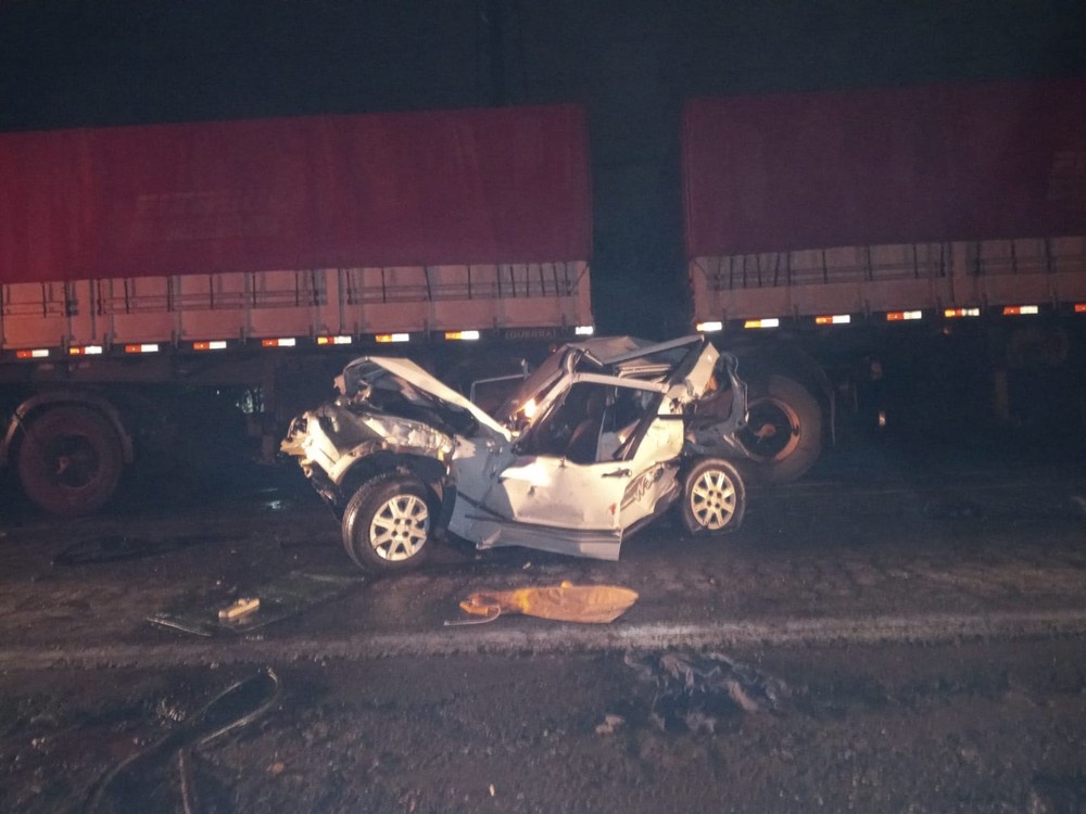 Uno é amassado por duas carretas em MT e motorista sobrevive