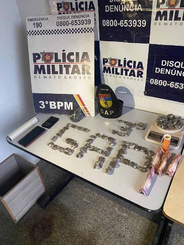 Homem com mandado de prisão em aberto é preso traficando drogas