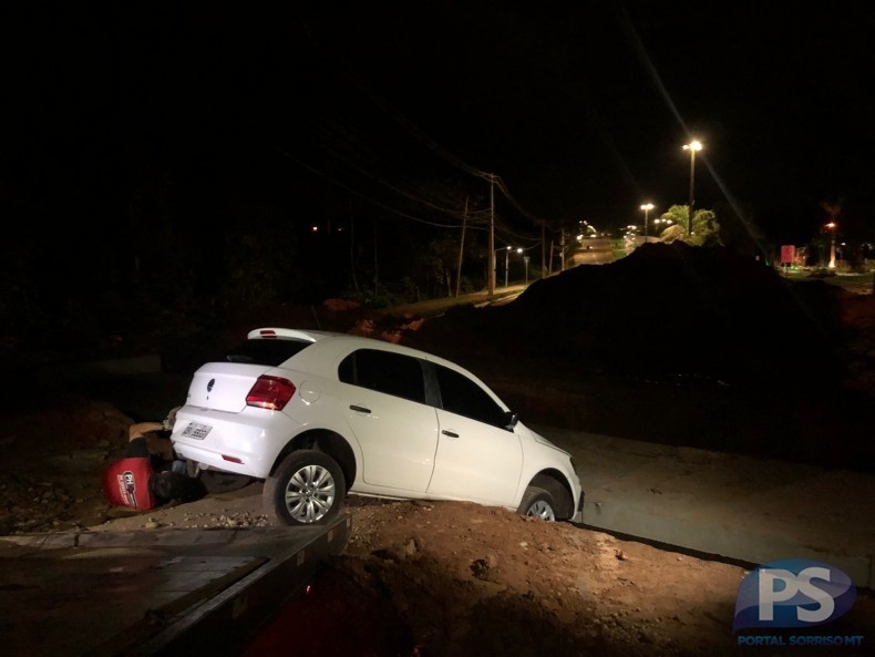 Sorriso: mulher supostamente embriagada perde controle e carro cai em valeta