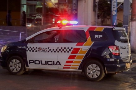 Jovem é assassinado a tiros dentro da sala de casa
