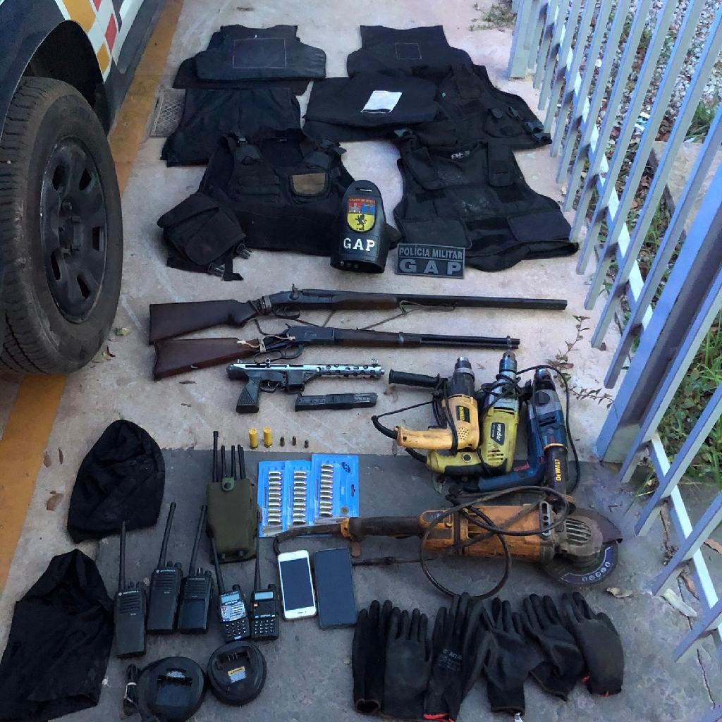Mulher é presa em flagrante por receptação de veículo e porte ilegal de arma de fogo