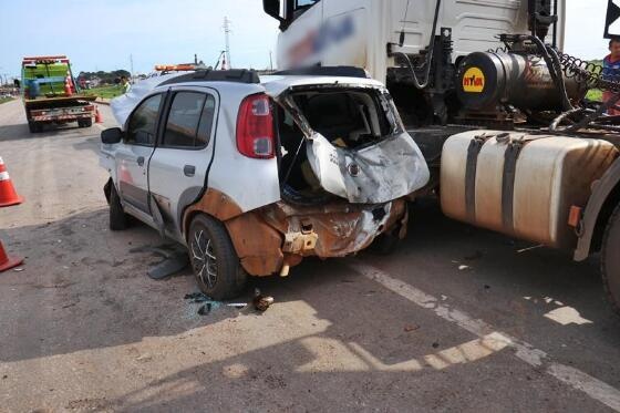 Carro colide em carreta estacionada