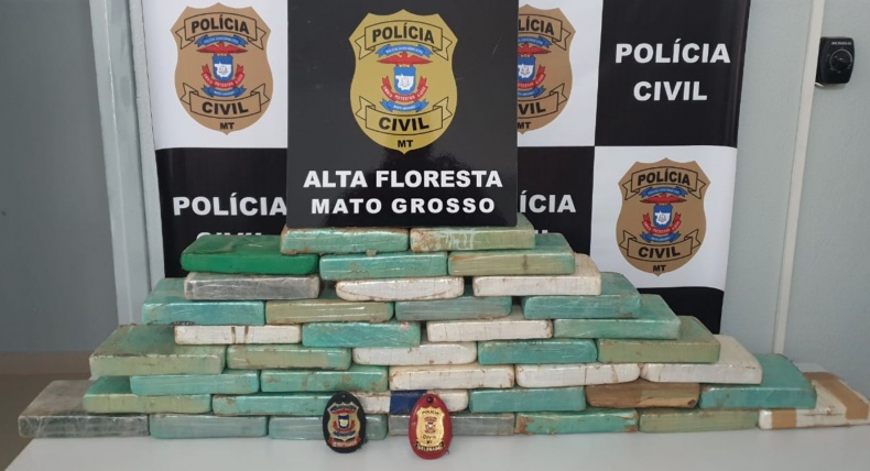 Blitz resulta na apreensão de 39 tabletes de cocaína em fundo falso de caminhonete