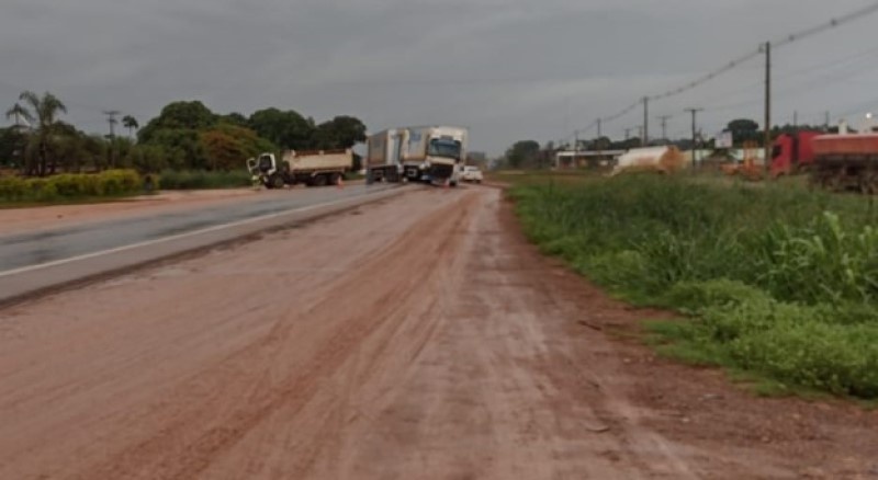 Homem fica ferido em colisão entre veículos de carga na BR-163 em Sinop