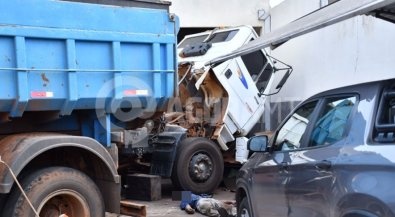 Mecânico morre após cair de caminhão e sofrer fraturas