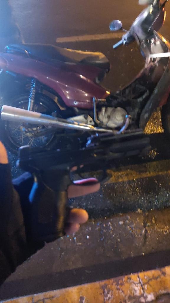 Dupla é presa com simulacro, tornozeleiras desligadas e veículo irregular