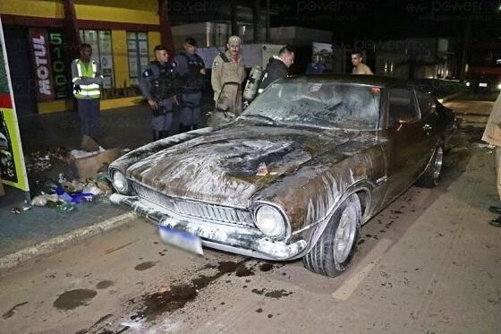 Carro pega fogo no centro de Nova Mutum