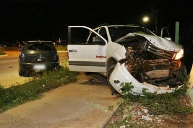 Homem fica ferido após colisão entre dois veículos