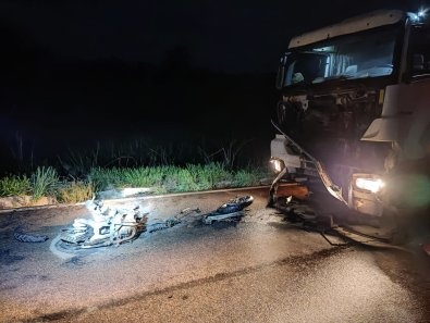 Casal morre em acidente entre moto e carreta em rodovia