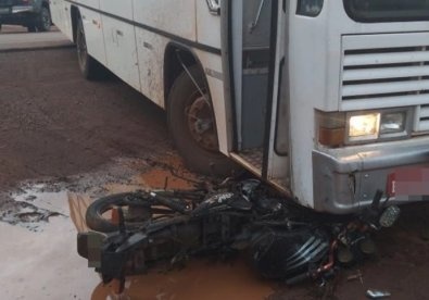 Motociclista sai ileso após ter moto "esmagada" por ônibus