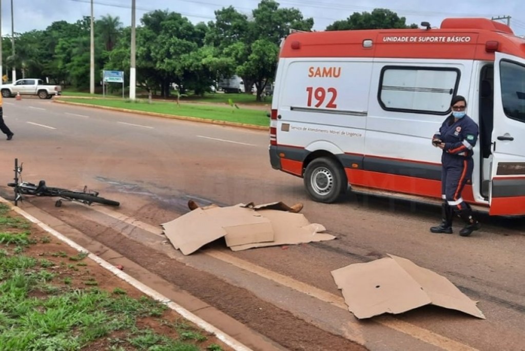 Ciclista morre ao ter cabeça esmagada por caminhão