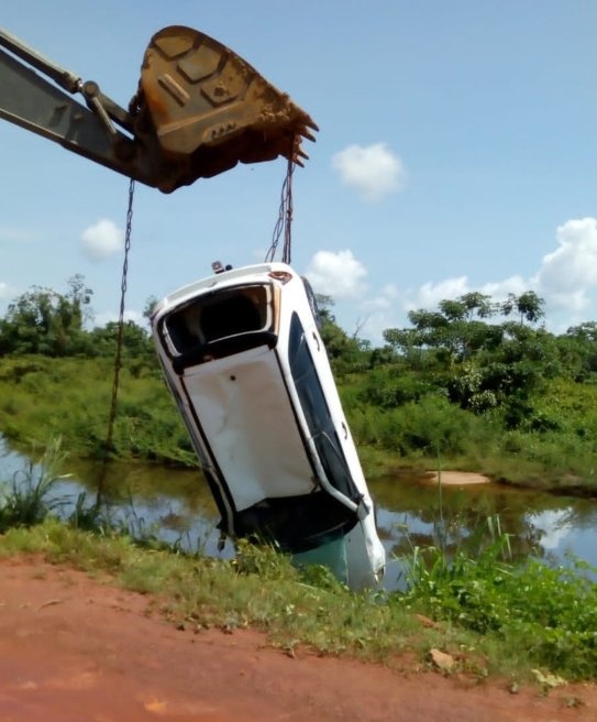 Carro cai em rio ao bater em caminhão que resgatava outro veículo