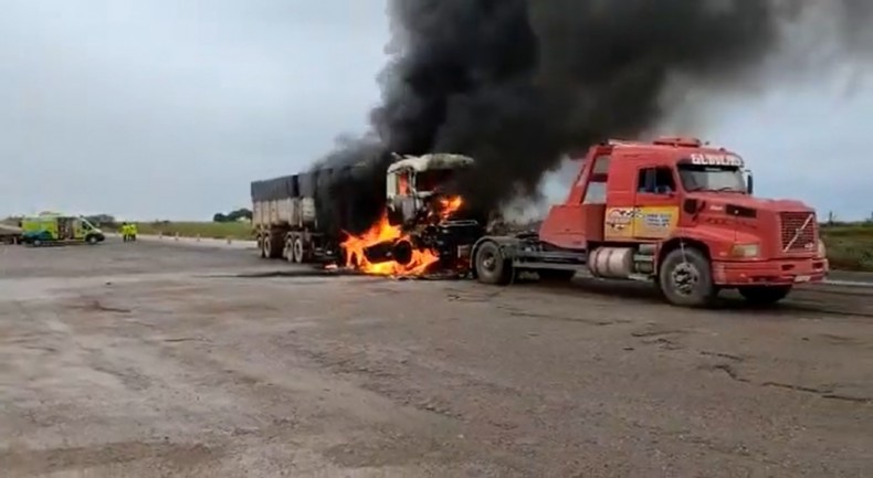 Motoristas denunciam suposto 'descaso' de concessionária após caminhão ser consumido pelo fogo na BR-163