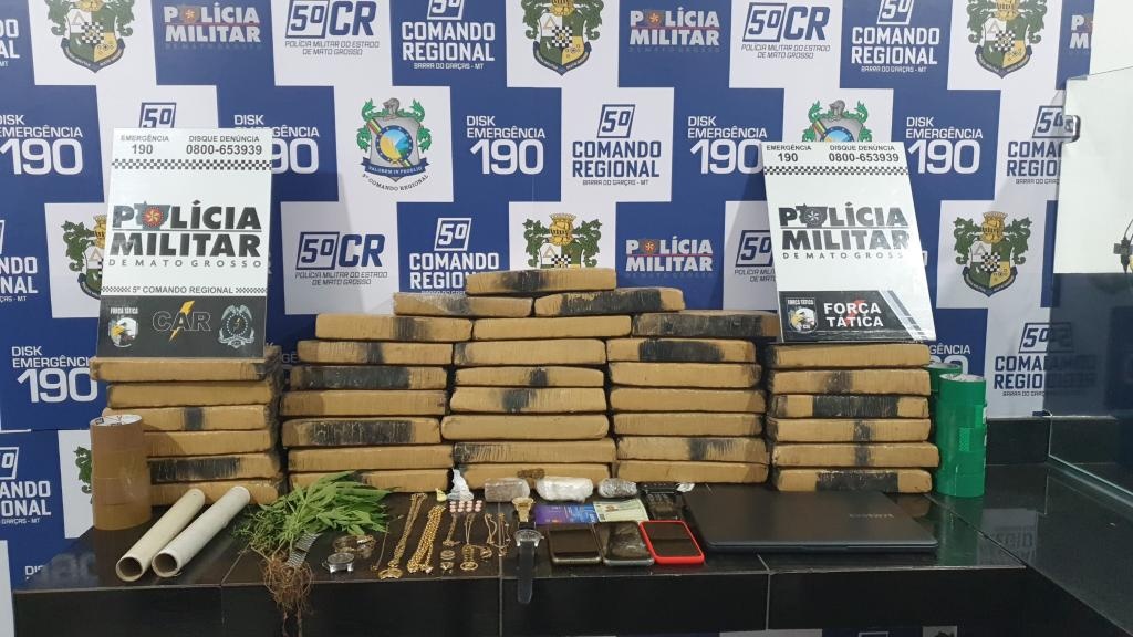 Foragido da justiça e esposa são presos com 35 kg de maconha
