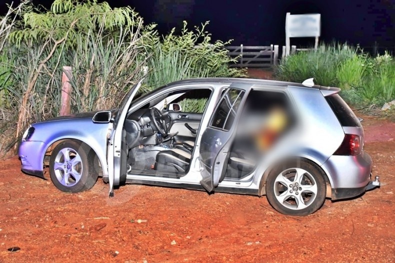 Homem com tornozeleira eletrônica é executado a tiros dentro de carro em possível emboscada