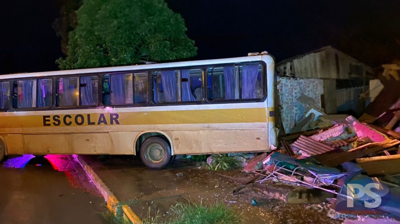 Ônibus invade casa e criança fica ferida em Sorriso; ponto comercial é destruído