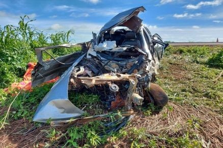 Carro esbarra em caminhão e atinge ônibus; um morre