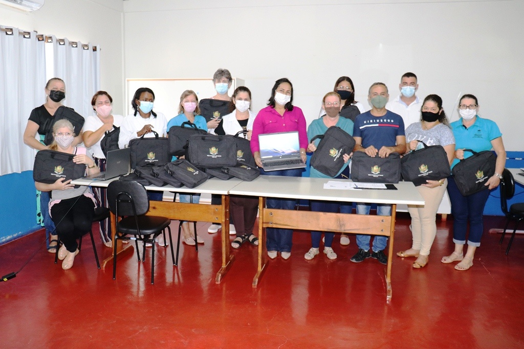 Secretaria de Educação realiza a entrega de notebooks para professores
