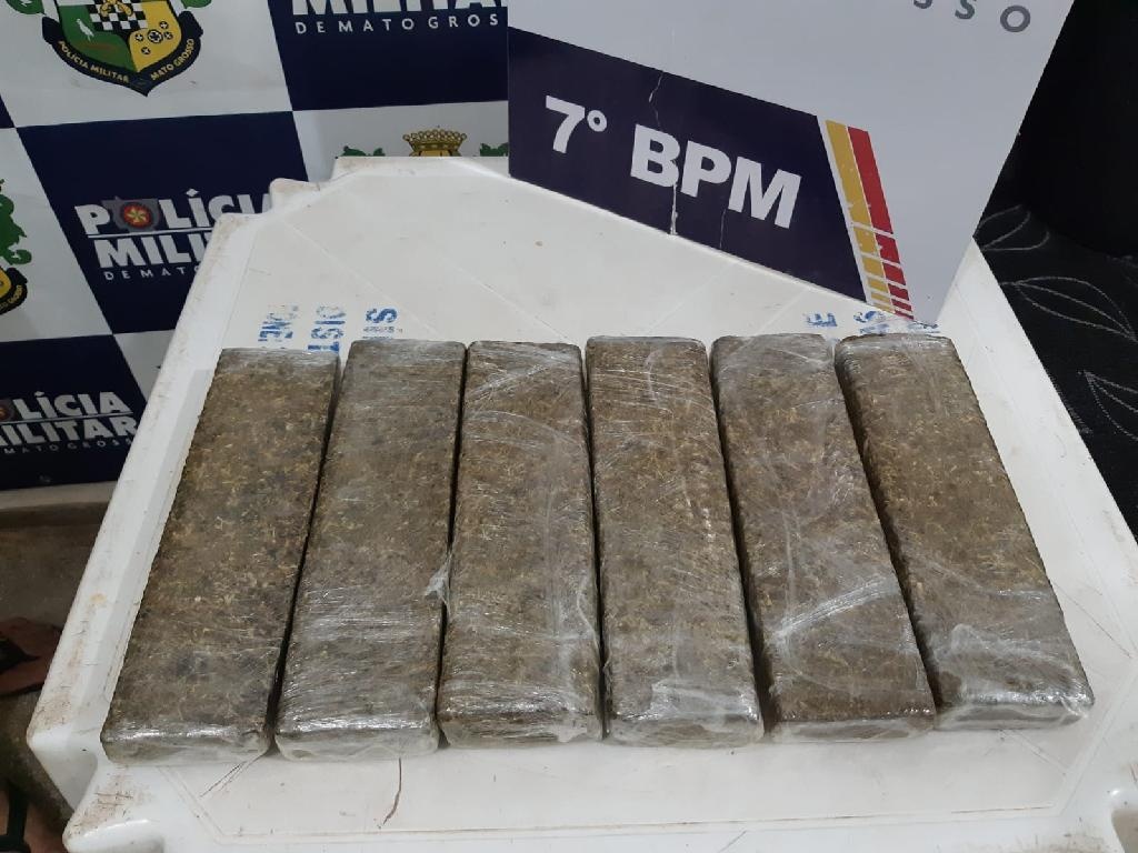 Motorista é flagrado pela PM transportando maconha