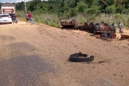 Caminhoneiro morre após perder controle tombar carreta