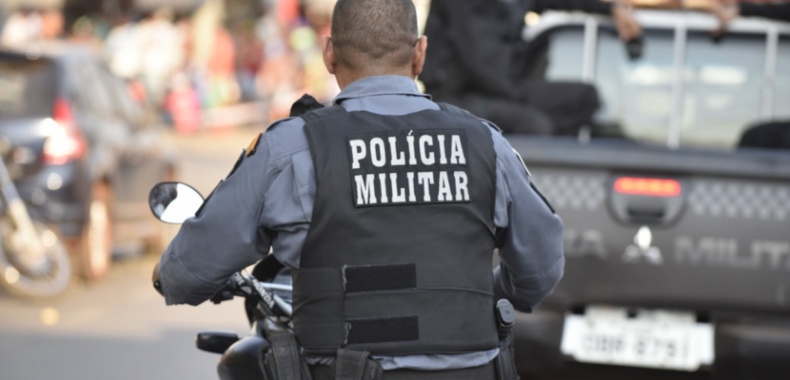 Homem suspeito de estuprar criança é apedrejado e esfaqueado por populares