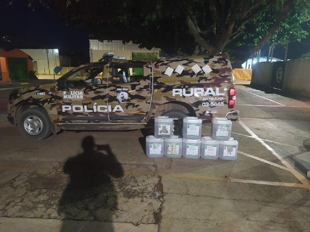 Patrulha Rural recupera veículo roubado, apreende arma de fogo e 160 litros de agrotóxicos