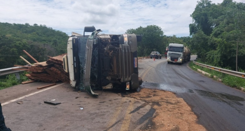 Carreta com casal e criança tomba em curva e esposa de motorista morre