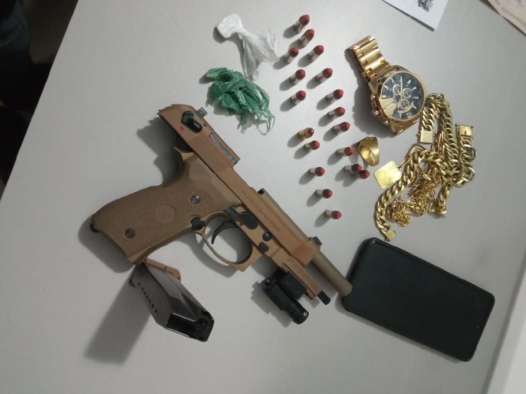 Após ameaçar ex-mulher, suspeito é preso com revólver e drogas