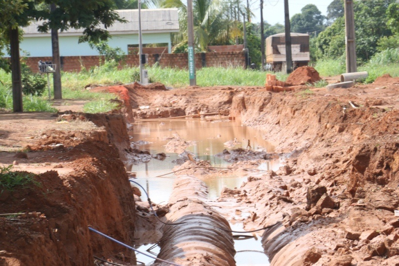 Obra de drenagem ‘fatiada’ deixa bairro um caos de lama