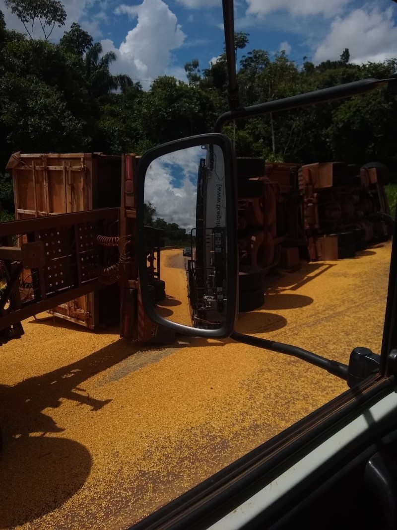 Carreta rodotrem tomba em curva na MT-140; Veja vídeo