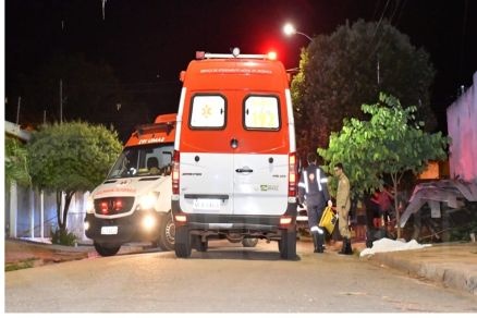 Homem é executado e esposa grávida é baleada em frente de casa
