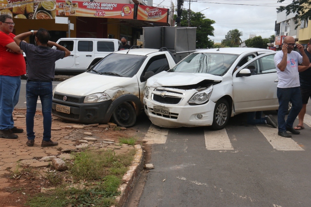 Carros ficam danificados em acidente na região central de Sinop