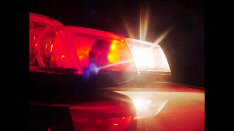 Homem agride mulher dentro de boate, dá tiros em avenida e foge