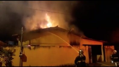 Casa pega fogo uma pessoa morre carbonizada