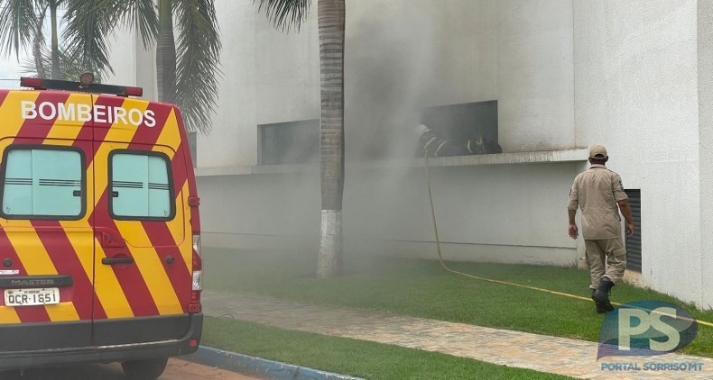 Princípio de incêndio em igreja de Sorriso mobiliza bombeiros