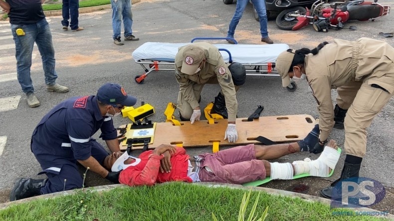 Motociclista sofre fratura na perna após batida com carro