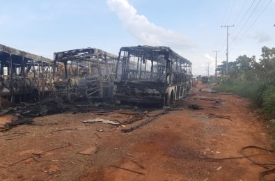Incêndio destrói sete ônibus em pátio de empresa