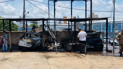 Três carros ficam destruídos após pegarem fogo em estacionamento