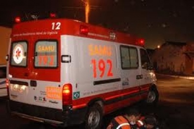 Moto bate em carro envolvido em acidente e 3 ficam feridos