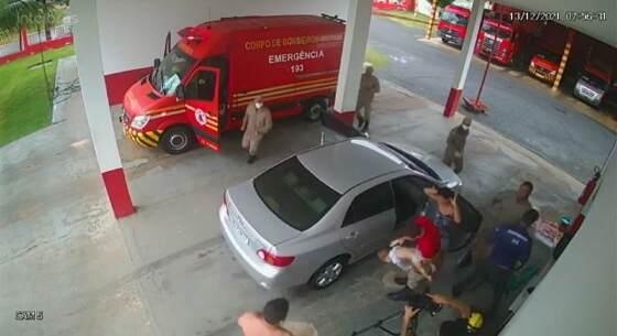 Bombeiros salvam vida de bebê de 2 anos engasgado com leite; veja vídeo