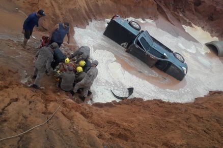Policial perde controle, capota S10 e cai em vala