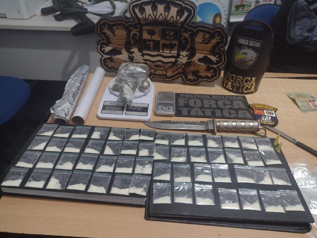 PM prende suspeito e apreende 56 papelotes de cocaína