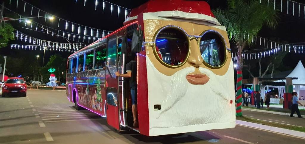 Parada Natalina traz a magia do Natal para população