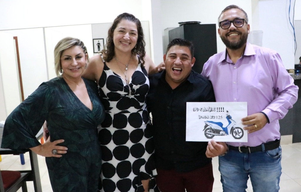 Cinegrafista ganha moto do Balanço Geral Sinop, divide com repórter e reverte valor em cestas básicas