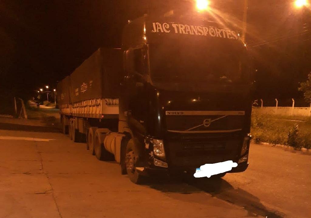 PM impede furto de carreta carregada de gesso