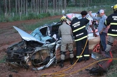 Carro bate em carreta e motorista fica em coma em MT