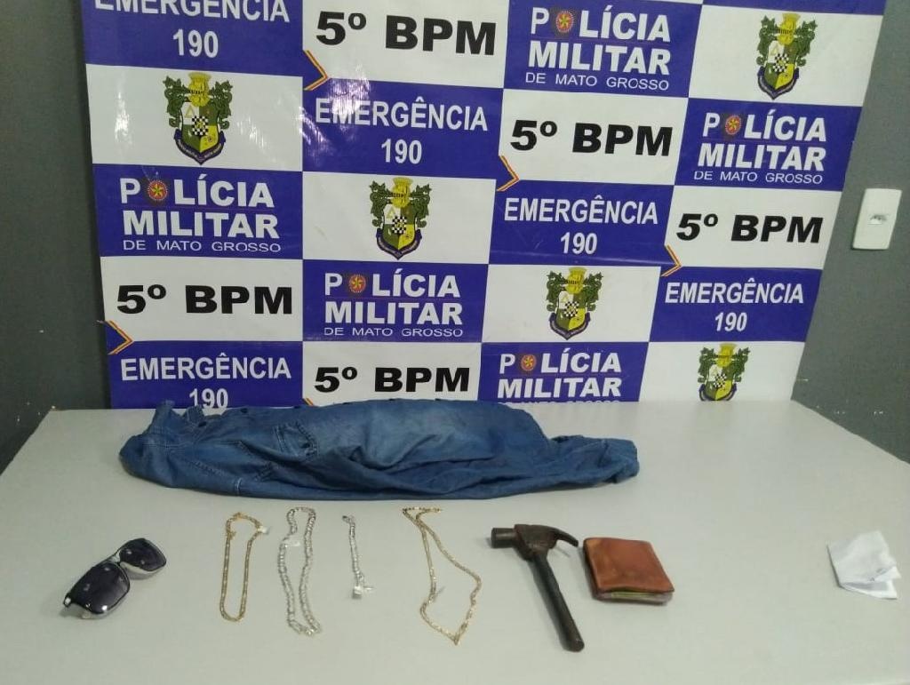 PM prende homem por roubo à loja de semijoias